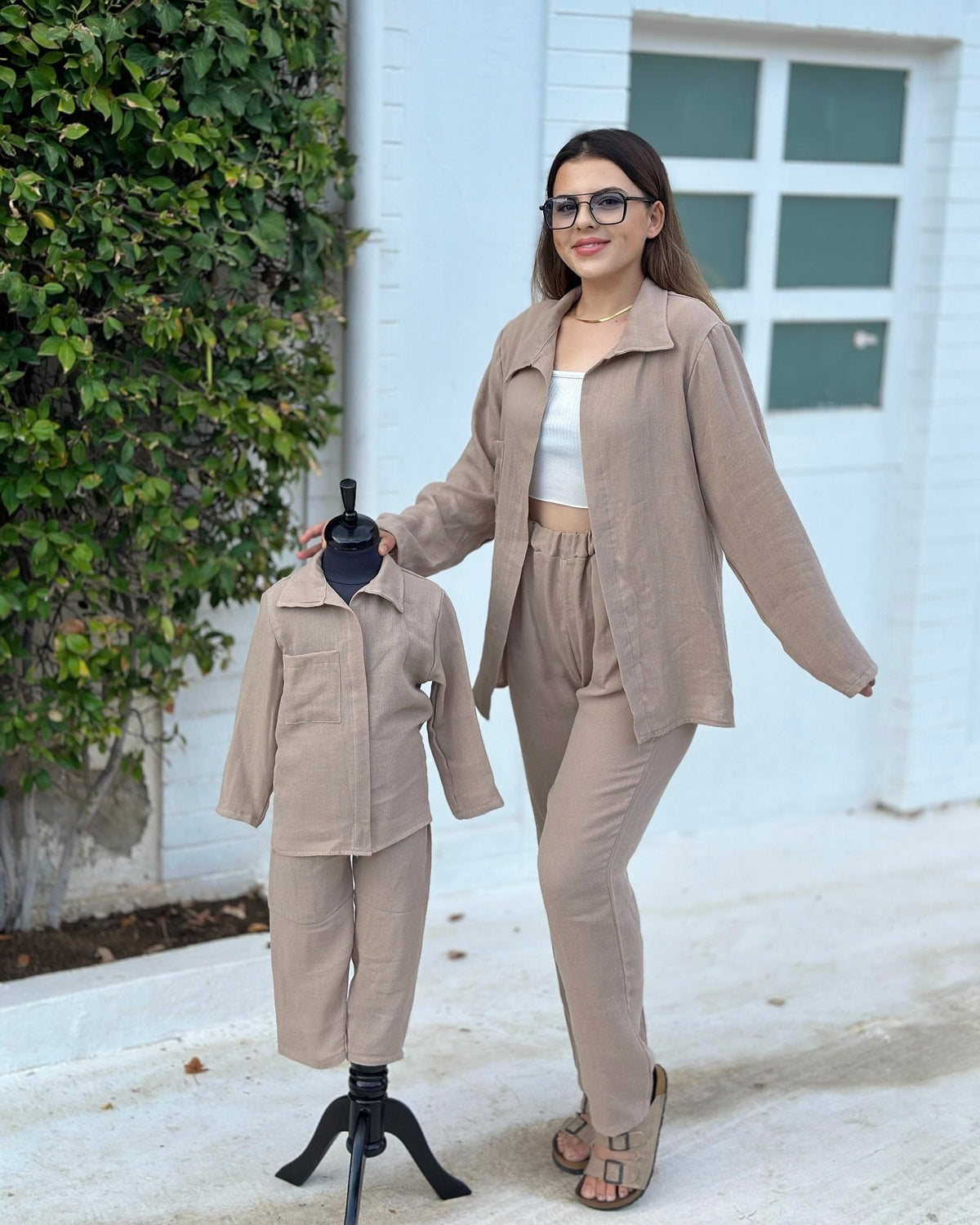 Bej erkek çocuk takımı ve anne kombini